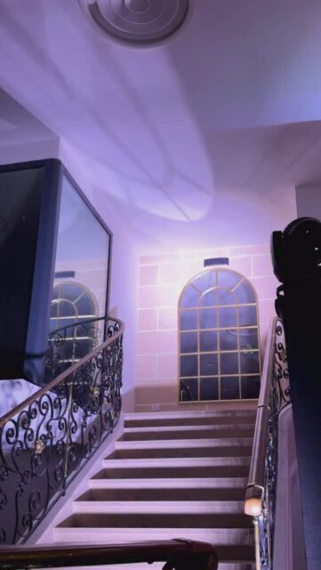 Votre entrée se doit d’être mémorable et spectaculaire : vous êtes la véritable star de votre événement.
Découvrez Sofia, rayonnante lors de sa sublime descente d’escalier.
@djraions #djraions #mariage #weddingday
Dressed by @yarastyling