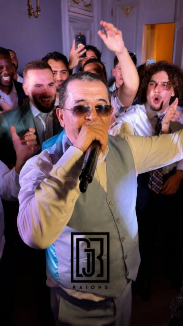 « Mon père veut chanter… » 🎤

J’ai simplement tendu le micro.
Je ne savais pas encore qu’il allait retourner toute la salle. 🔥

QUEL MOMENT. ❤️ @djraions #djraions #mariage #luxurywedding #weddingday #wedding