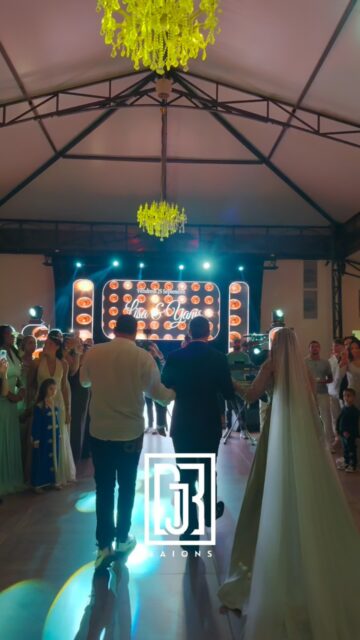 Incroyable Entrée de nos Mariées @djraions/ @sosobrown1  Dressed by @soglamcreation 👗. Show by @djraions 🎙️ .  Singer by @sosobrown1 🎤  Filmmaker by @assil_production  Place by @chateaudeshautsdeprovins  Deco by @galeriedesglaces  Catering service by @traiteur_oriental_amel_saveur.  #djraions #weddingday #mariagederêve #mariagealgerien #dj